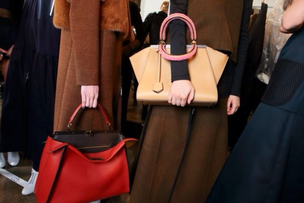 #米兰时装周#FENDI 2014-15秋冬大秀惊艳落幕之后，T台上出现的最新Peekaboo、3Jours以及By the way手袋、棒球衫领口的拼接外套和星空皮裘大衣等单品都迅速成为时尚达人们的最新话题，一起来回顾这些最令人印象深刻的最新热门单品。