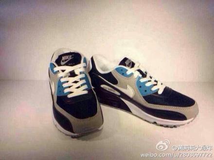 Nike Air Max 系列的诞生代表着球鞋设计进入一个新纪元，也是高阶机能球鞋的一个里程碑，而当中的 Air Max 90 鞋款跟 Air Max 1 一样有着复古跟高科技感结合的外观设计特质，经典黑白搭，码数：40-44。 也可微信咨询:841848874