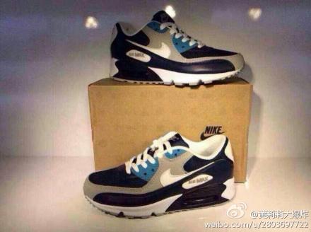 Nike Air Max 系列的诞生代表着球鞋设计进入一个新纪元，也是高阶机能球鞋的一个里程碑，而当中的 Air Max 90 鞋款跟 Air Max 1 一样有着复古跟高科技感结合的外观设计特质，经典黑白搭，码数：40-44。 也可微信咨询:841848874