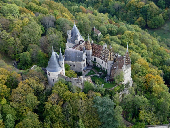 法国Château de la Rochepot。从13世纪开始这个城堡一直是皇室用的。遗憾的是在法国大革命期间几乎完全被摧毁了。by热气球旅游网