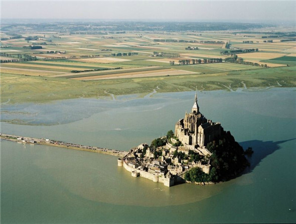 法国圣米歇尔山。这个岛上的城堡只能在低潮期间才能进入。by热气球旅游网