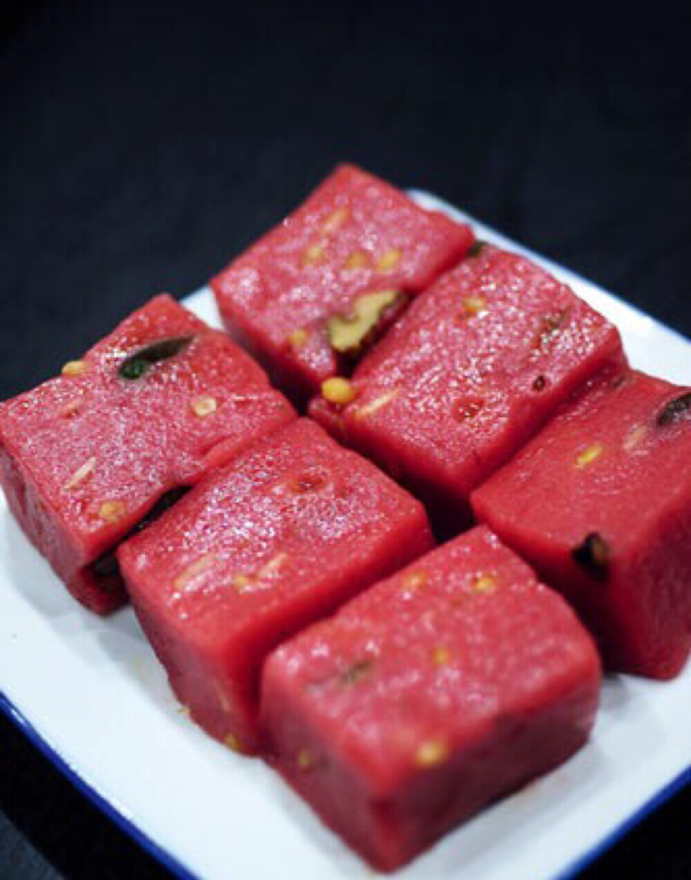 百果蜜糕.蜜糕.甜蜜似糖.名字极为喜庆.早年间.苏州人过年走亲访友时.带上一盒百果蜜糕.算得上是一件高尚的礼品.现在的百果蜜糕.包裹着核桃仁、松子仁、青梅干、玫瑰酱等果料.口味更丰富.品尝法门：蜜糕做工特殊.时间放得长一点也不会发霉变质。