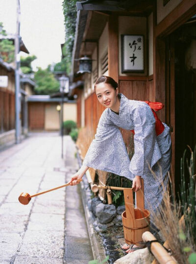 日本人有在门前路上洒水的习惯，有说是祭典神灵，当然，其实现在大家那么做，主要还是为了防尘和降温吧。