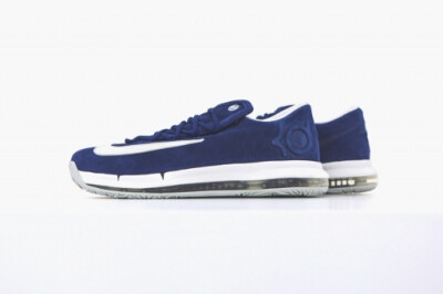 这双让陈冠希等潮流ICON为之倾倒的 fragment design x Nike KD VI PREM ELITE 鞋款人气爆棚，蓝色或棕色麂皮构造鞋身，白色或荧光黄细节点缀，搭载Zoom Max 中底显得街头味浓重。