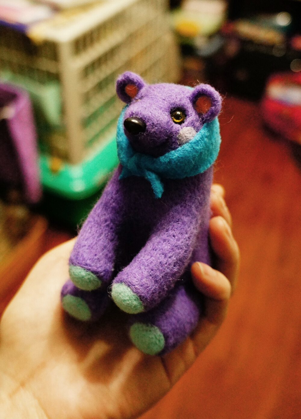 Maria羊毛毡手作——Purple Bear.就像电影《泰迪熊》里的主人公和他的TED一样，每个人的童年都有一只陪伴着自己默默成长的“泰迪熊”——熟悉的笨拙轮廓，记忆里的陈旧气味，小孩子的寂寞和懵懂是否还记得？