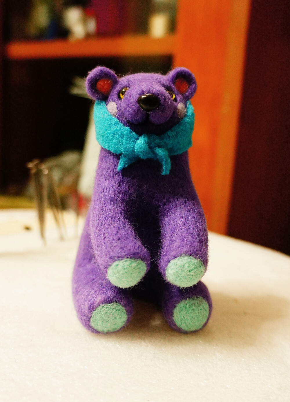 Maria羊毛毡手作——Purple Bear.就像电影《泰迪熊》里的主人公和他的TED一样，每个人的童年都有一只陪伴着自己默默成长的“泰迪熊”——熟悉的笨拙轮廓，记忆里的陈旧气味，小孩子的寂寞和懵懂是否还记得？