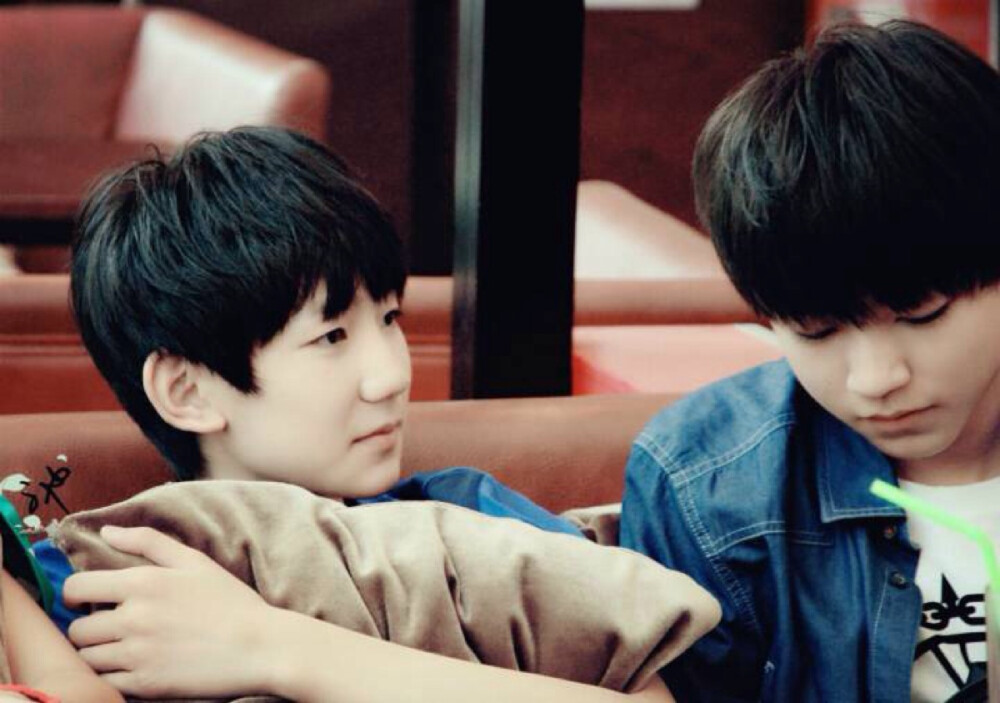 #王俊凯# #王源# 温柔眼神全都交付于你。