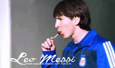 Lionel Andrés Messi。爱吃糖，最初进球就为吃糖