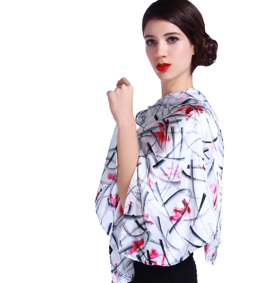 汪京元抽象艺术丝巾在受邀参加第八届北京国际文博会后，受到世界时尚界高度关注。最近，国际名模安娜以她冷艳的美感和高雅的气质对汪京元抽象艺术丝巾的高品位进行了演绎。使汪京元原创的抽象艺术丝巾成为继LV和艾玛仕等知名品牌之后，一跃成为国际高端艺术衍生品的新亮点，开创了中国艺术家引领世界时尚的新范例。