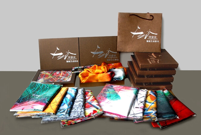 “汪京元抽象艺术丝巾”是著名抽象画家、三界空间抽象画派创始人、当代抽象艺术研究中心主任汪京元独创的高端艺术衍生品。他是继美国抽象艺术大师德·库宁、波洛克之后，来自中国的抽象艺术大师。2013年在北京时代美术馆举办的“汪京元三界空间抽象油画展”享誉海内外，受到媒体和藏家热捧；“汪京元抽象艺术丝巾”受邀参加“第八届北京国际文化创意产业博览会”，受到众多观众喜爱。