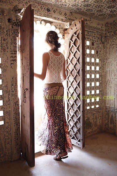 寻找一扇美丽的花窗。逆光背影。