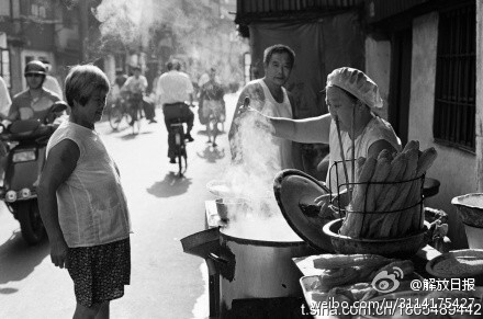 老上海街头的豆浆铺