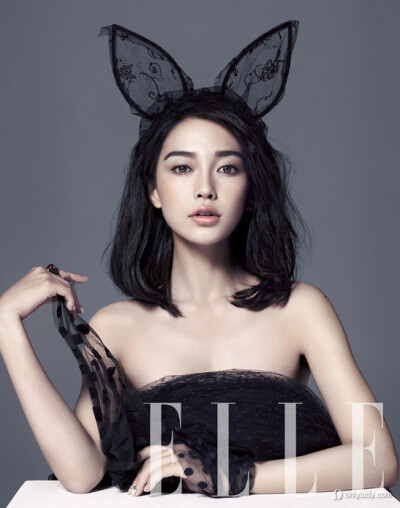 Angelababy惊艳百变造型登《ELLE》-----Angelababy登《ELLE》尽显调皮本色。Angelababy百变风范，时而化成米奇时而化成兔女郎。