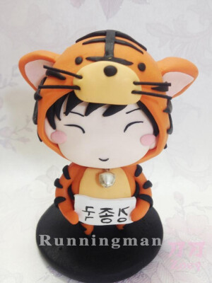 runningman软陶制品 金钟国（名牌写反了）