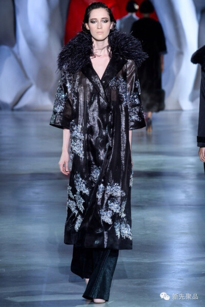 Ulyana Sergeenko 2014秋冬高级定制：东方韵味的复古名伶。这一季Ulyana Sergeenko的复古功力有增无减，可谓是古典主义的时尚新生。百褶裙也是Sergeenko秋冬高定的重点之一，不过这一季一改之前童话般的俏皮风格，变…