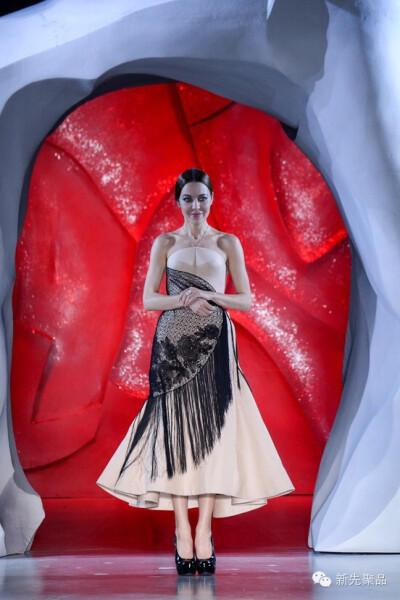 Ulyana Sergeenko 2014秋冬高级定制：东方韵味的复古名伶。这一季Ulyana Sergeenko的复古功力有增无减，可谓是古典主义的时尚新生。百褶裙也是Sergeenko秋冬高定的重点之一，不过这一季一改之前童话般的俏皮风格，变…