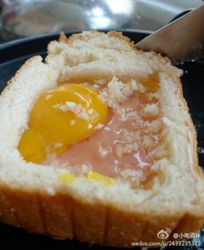 【早餐经典吃法】1.把面包中间切掉，打入蛋 2.等稍微凝固一些按个人口味加原料（比如黄瓜，芝士片+火腿或者培根） 3.鸡蛋差不多熟盖上切下来的面包，翻过来再烘烤一下，浇上番茄酱切开就OK了~再搭配一杯牛奶，完美早…