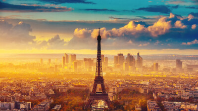 Paris晨 光鉆著縫隙 跑到鐵塔的岸邊
