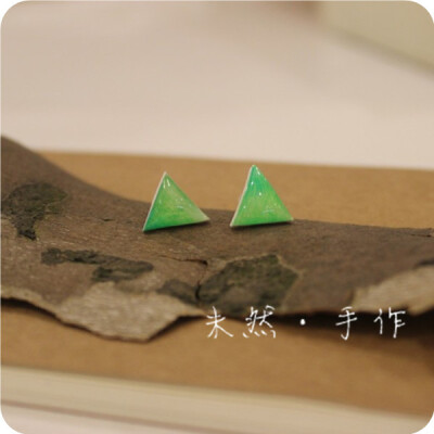 【草绿】渐变系耳钉 http://item.taobao.com/item.htm?spm=a1z10.1.w4004-7973088001.12.u9cFpB&amp;amp;id=40249156118