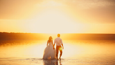 幻想與你的婚禮 在金色的沙灘上度過 暖陽當空 是我對你的愛戀