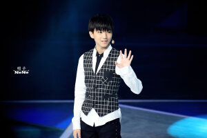 #王俊凯# #tfboys王俊凯# 少年中国强录制 格子马甲真是颜值爆表 cr：logo