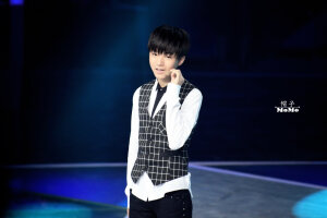 #王俊凯# #tfboys王俊凯# 少年中国强录制 格子马甲真是颜值爆表 cr：logo