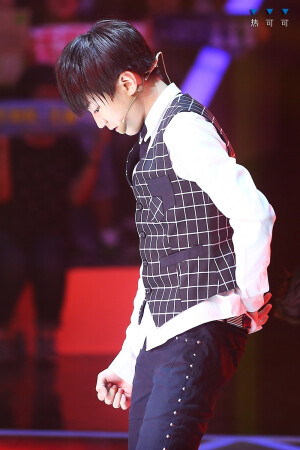 #王俊凯# #tfboys王俊凯# 少年中国强录制 格子马甲真是颜值爆表 cr：logo