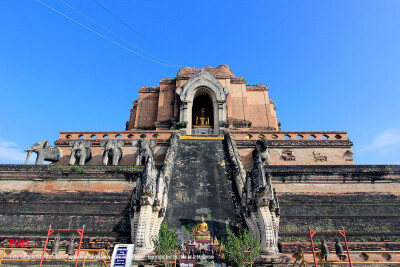 来自：东盟网（www.asean168.com）契迪龙寺-位于清迈古城中心，是兰纳王国最大的佛塔。建于芒莱王朝第七世王时期（佛历1913-1954），之后九世王下令工匠增高扩大佛塔，该工程于佛历2024年竣工，并恭请玉佛安放。