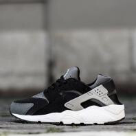 Nike Air Huarache此次推出全新黑灰白GS版本，鞋身以深色调呈现，并使用灰色皮革、深灰网面及黑色皮革拼接而成。白色中底的加入令整体配色更为和谐。感觉这么低调的鞋身很少出现在GS版本上，感觉实在是太棒了。