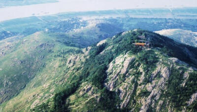 涂山风景区是越南著名的避暑胜地，位于涂 山半岛上，与吉婆岛隔海相望。半岛上的海滩分为三个区，三区海水洁净，沙滩细软，是越南景点中理想的海滨浴场。——东盟网（http://www.asean168.com/）