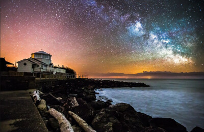 英国怀特岛漆黑的夜空为庄严而璀璨的银河系景象提供了一幅绝佳的背景。摄影师乍得·鲍威尔用一台Canon相机捕捉了英国最大的岛屿上空令人惊叹的星群画面。一年来，这位22岁的摄影师一直潜心拍摄怀特岛的星空，有时为了…