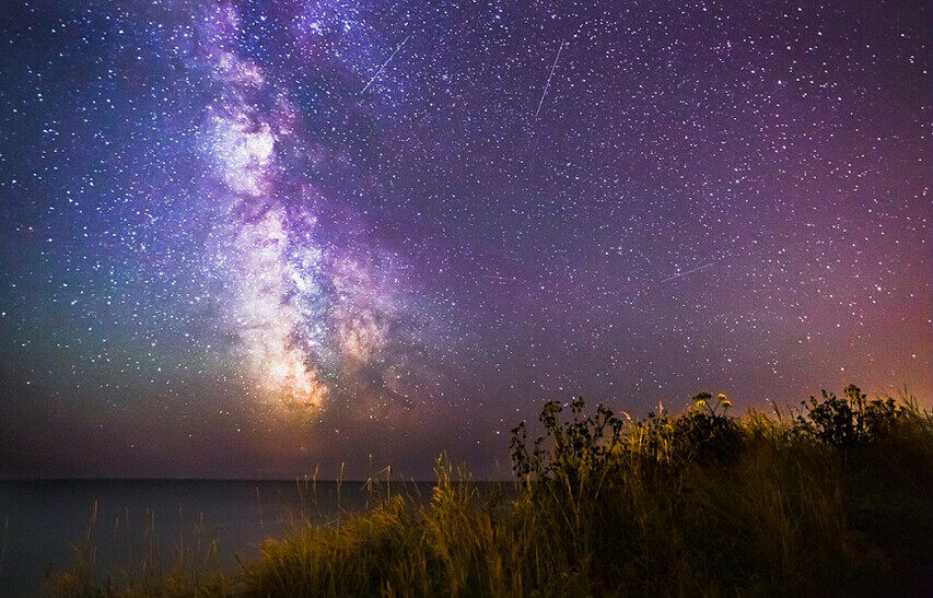 怀特岛海岸的夜空。鲍威尔的照片大多采用原始图像格式而非经压缩后的格式。