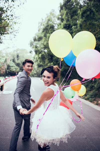 这组照片是在文曾路拍摄的。采用特别的创意，将气球绑在小礼服上，裙摆随气球微微扬起，可爱又调皮，搭配黑白长袜营造出童话般浪漫可爱的氛围。