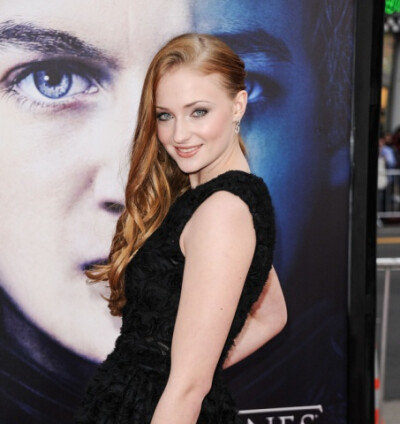 Sophie Turner（索菲▪特纳），《冰与火之歌：权力的游戏》中珊莎▪史塔克扮演者(我会说其实珊莎和背景上的乔大帝很配吗哇咔咔）