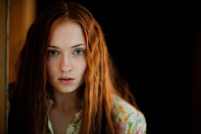 Sophie Turner（索菲▪特纳），《冰与火之歌：权力的游戏》中珊莎▪史塔克扮演者。图为她在BBC迷你剧《第十三个故事》中的扮相