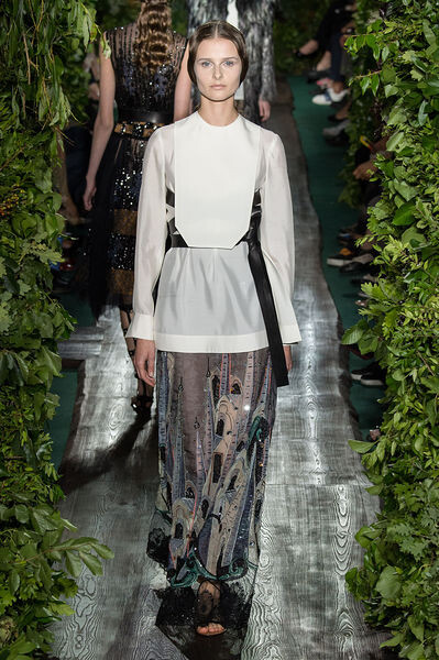 Valentino 2014 Couture秋冬高级定制系列，Maria Grazia Chiuri和Pierpaolo Piccioli开始编织拉斐尔前派的梦幻视觉。