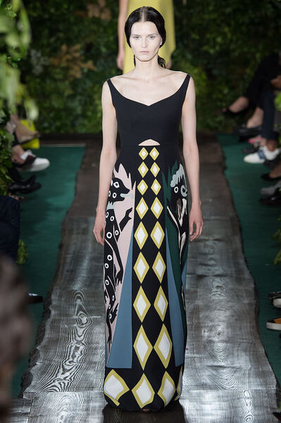 Valentino 2014 Couture秋冬高级定制系列，Maria Grazia Chiuri和Pierpaolo Piccioli开始编织拉斐尔前派的梦幻视觉，呈现出可爱放松的Valentino 女人极为感性一面。