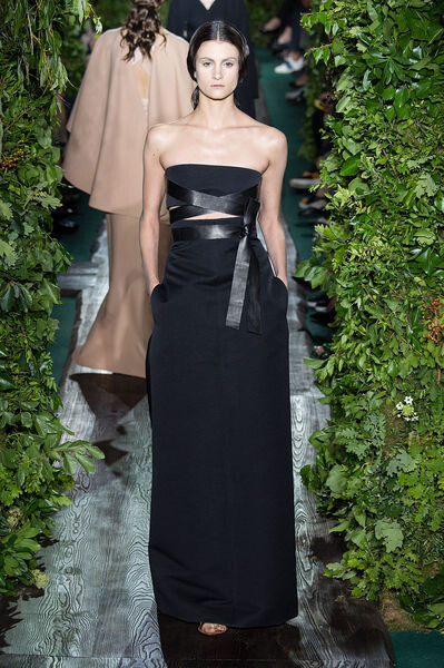 Valentino 2014 Couture秋冬高级定制系列，Maria Grazia Chiuri和Pierpaolo Piccioli开始编织拉斐尔前派的梦幻视觉，呈现出可爱放松的Valentino 女人极为感性一面。