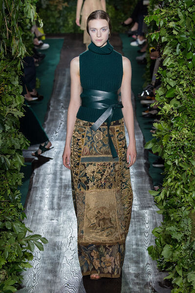 Valentino 2014 Couture秋冬高级定制系列，Maria Grazia Chiuri和Pierpaolo Piccioli开始编织拉斐尔前派的梦幻视觉，呈现出可爱放松的Valentino 女人极为感性一面。