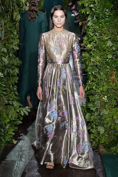 Valentino 2014 Couture秋冬高级定制系列，Maria Grazia Chiuri和Pierpaolo Piccioli开始编织拉斐尔前派的梦幻视觉，呈现出可爱放松的Valentino 女人极为感性一面。