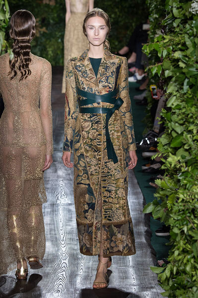 Valentino 2014 Couture秋冬高级定制系列，Maria Grazia Chiuri和Pierpaolo Piccioli开始编织拉斐尔前派的梦幻视觉，呈现出可爱放松的Valentino 女人极为感性一面。