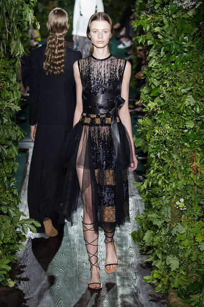 Valentino 2014 Couture秋冬高级定制系列，Maria Grazia Chiuri和Pierpaolo Piccioli开始编织拉斐尔前派的梦幻视觉，呈现出可爱放松的Valentino 女人极为感性一面。