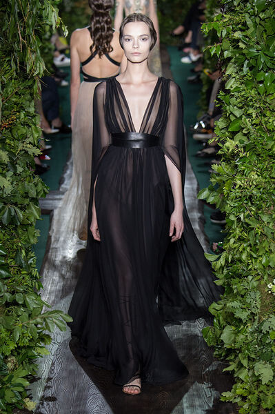 Valentino 2014 Couture秋冬高级定制系列，Maria Grazia Chiuri和Pierpaolo Piccioli开始编织拉斐尔前派的梦幻视觉，呈现出可爱放松的Valentino 女人极为感性一面。