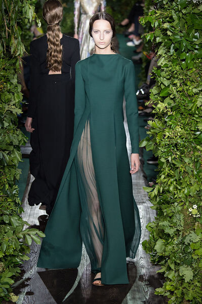 Valentino 2014 Couture秋冬高级定制系列，Maria Grazia Chiuri和Pierpaolo Piccioli开始编织拉斐尔前派的梦幻视觉，呈现出可爱放松的Valentino 女人极为感性一面。