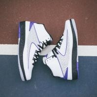 这款 Air Jordan 2 “Dark Concord” 采用了白色的鞋面，辅以经典的爆裂纹饰，细节则采用黑色和紫色点缀，颇具运动活力。