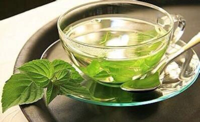 【玫瑰柠檬茶】1、玫瑰花用水冲一下，沥干水分，柠檬切片。2、把洗净的玫瑰花放茶壶内，倒入1000毫升开水，焖三分钟，再放柠檬片焖两分钟。3、饮用时调入蜂蜜搅匀即可