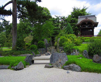 英國皇家植物園邱園位于倫敦西南部的泰晤士河南岸，被聯(lián)合國指定為世界遺產(chǎn)。