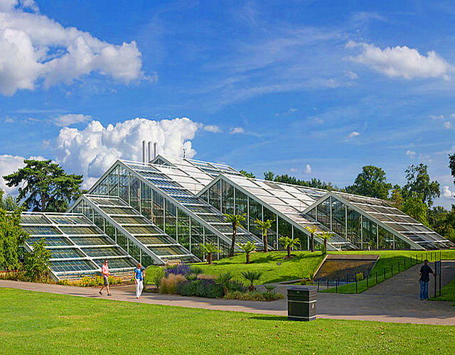 英国皇家植物园邱园位于伦敦西南部的泰晤士河南岸，被联合国指定为世界遗产。