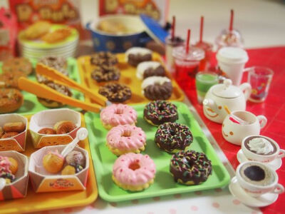 “食玩”一词本身是从日本传来的说法，食玩简单来说就是附带食品的玩具。本来称之为“Candy Toys &amp;quot;或“Candy Food &amp;quot;，日文名为キヤンティトイ，在日本叫 “玩果子”。另外有些国内的分类将快餐店…