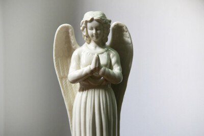 http://shop111092948.taobao.com/?spm=a1z10.1.0.0.jLmFlt 店铺： 美集 东方旧物市集 西洋白瓷带翅天使塑像 雕琢细致神态安静 约1950年代